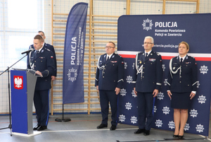 Na zdjęciu widoczny komisarz Marek Jon z Wydziału Gabinet Komendanta Wojewódzkiego Policji w Katowicach, który czyta rozkazy oraz od lewej: inspektor Artur Klimek, nadinspektor Mariusz Krzystyniak, młodszy inspektor Renata Hałabuda.