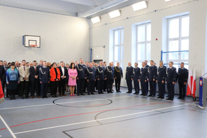 Na zdjęciu widoczni zaproszeni goście oraz kadra kierownicza zebrana na uroczystej zbiórce z okazji pożegnania ze służbą oraz objęcia stanowiska Komendanta Powiatowego Policji w Zawierciu.