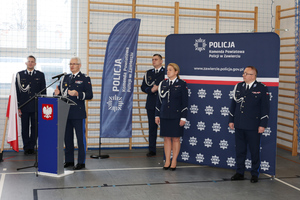 Na zdjęciu widoczny przemawiający Komendant Wojewódzki Policji w Katowicach nadinspektor Mariusz Krzystyniak. Widoczna także młodszy inspektor Renata Hałabuda, inspektor Artur Klimek oraz dwaj policjanci.
