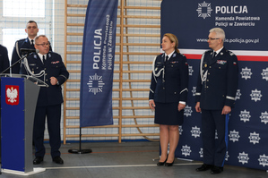 Na zdjęciu widoczny przemawiający inspektor Artur Klimek. Widoczna także młodszy inspektor Renata Hałabuda oraz Komendant Wojewódzki Policji w Katowicach nadinspektor Mariusz Krzystyniak.