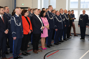 Na zdjęciu widoczni zaproszeni gości na uroczystą zbiórkę z okazji pożegnania ze służbą oraz objęcia stanowiska Komendanta Powiatowego Policji w Zawierciu.