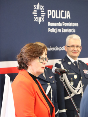 Na zdjęciu widoczna przemawiająca Anna Nemś Prezydent Zawiercia. W tle widoczny Komendant Wojewódzki Policji w Katowicach nadinspektor Mariusz Krzystyniak.