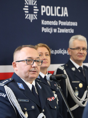 Na zdjęciu widoczny przemawiający inspektor Artur Klimek. Widoczna także młodszy inspektor Renata Hałabuda oraz Komendant Wojewódzki Policji w Katowicach nadinspektor Mariusz Krzystyniak.