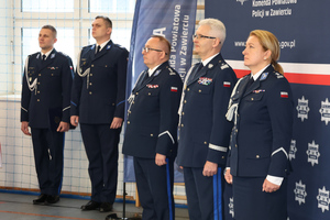 Na zdjęciu widoczni od lewej: inspektor Artur Klimek, nadinspektor Mariusz Krzystyniak, młodszy inspektor Renata Hałabuda. W tle widoczni dwaj policjanci.