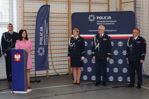 Na zdjęciu widoczna przemawiająca Teresa Mucha - Popiel Starosta zawierciański, a także  młodszy inspektor Renata Hałabuda, Komendant Wojewódzki Policji w Katowicach nadinspektor Mariusz Krzystyniak oraz inspektor Artur Klimek.