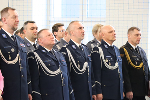 Na zdjęciu widoczni komendanci jednostek Policji na uroczystej zbiórce z okazji pożegnania ze służbą oraz objęcia stanowiska Komendanta Powiatowego Policji w Zawierciu.