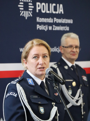 Na zdjęciu widoczna młodszy inspektor Renata Hałabuda. W tle widoczny Komendant Wojewódzki Policji w Katowicach nadinspektor Mariusz Krzystyniak.