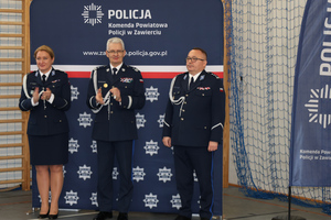 Na zdjęciu widoczna młodszy inspektor Renata Hałabuda, Komendant Wojewódzki Policji w Katowicach nadinspektor Mariusz Krzystyniak oraz inspektor Artur Klimek.