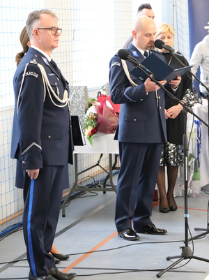 Na zdjęciu widoczny dowódca uroczystości podinspektor Sławomir Jachana oraz aspirant sztabowy Marcin Stanek z Zespołu Kadr i Szkolenia, który czyta laudację.