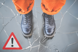 Na zdjęciu widoczna częściowo osoba, która stoi na lodzie.