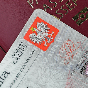 Na zdjęciu widoczny częściowo dowód osobisty.