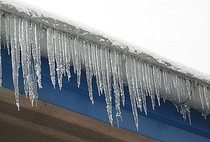 Na zdjęciu widoczne zwisające z dachu sople.