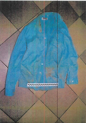 Na zdjęciu widoczna niebieska koszula.