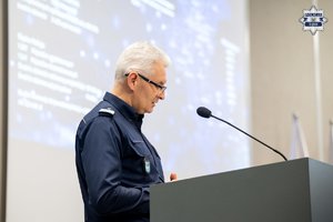 Na zdjęciu widoczny przy mikrofonie nadinspektor Mariusz Krzystyniak - Komendant Wojewódzkie Policji w Katowicach.
