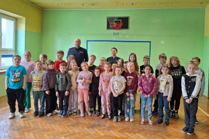 Zdjęcie grupowe, na którym widoczna jest policjantka, policjant oraz uczniowie.