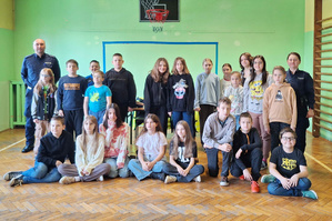 Zdjęcie grupowe, na którym widoczna jest policjantka, policjant oraz uczniowie.