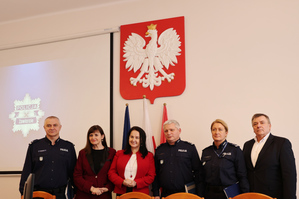 Na zdjęciu widoczni od lewej: Zastępca Komendanta Powiatowego Policji w Zawierciu podinspektor Paweł Sobota, Wicestarosta Zawierciański Maria Milejska, Starosta Zawierciański Teresa Mucha-Popiel, Zastępca Komendanta Wojewódzkiego Policji w Katowicach młodszy inspektor Marek Gadziński, Komendant Powiatowy Policji w Zawierciu młodszy inspektor Renata Hałabuda oraz Przewodniczący Rady Powiatu Zawierciańskiego Jarosław Kleszczewski.