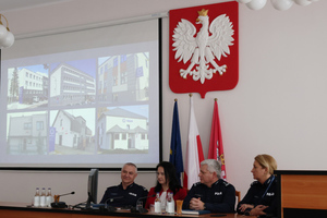 Na zdjęciu widoczni od prawej: Komendant Powiatowy Policji w Zawierciu młodszy inspektor Renata Hałabuda, Zastępca Komendanta Wojewódzkiego Policji w Katowicach młodszy inspektor Marek Gadziński, Starosta Zawierciański Teresa Mucha-Popiel oraz Zastępca Komendanta Powiatowego Policji w Zawierciu podinspektor Paweł Sobota.