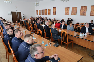 Na zdjęciu widoczni policjanci oraz zaproszeni goście podczas odprawy rocznej.