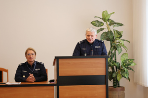 Na zdjęciu widoczny przy mównicy Zastępca Komendanta Wojewódzkiego Policji w Katowicach młodszy inspektor Marek Gadziński i obok niego Komendant Powiatowy Policji w Zawierciu młodszy inspektor Renata Hałabuda.