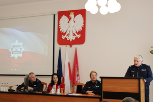 Na zdjęciu widoczny przy mównicy Zastępca Komendanta Wojewódzkiego Policji w Katowicach młodszy inspektor Marek Gadziński. Widoczni także: Komendant Powiatowy Policji w Zawierciu młodszy inspektor Renata Hałabuda, Starosta Zawierciański Teresa Mucha-Popiel oraz Zastępca Komendanta Powiatowego Policji w Zawierciu podinspektor Paweł Sobota.