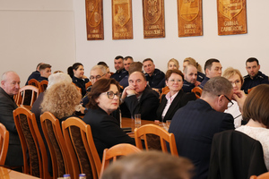 Na zdjęciu widoczni zaproszeni goście i policjanci na odprawie rocznej.