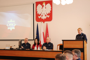 Na zdjęciu widoczny Komendant Powiatowy Policji w Zawierciu młodszy inspektor Renata Hałabuda przy mównicy. Obok widoczny Zastępca Komendanta Wojewódzkiego Policji w Katowicach młodszy inspektor Marek Gadziński, Starosta Zawierciański Teresa Mucha-Popiel oraz Zastępca Komendanta Powiatowego Policji w Zawierciu podinspektor Paweł Sobota.