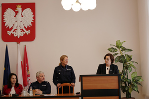 Na zdjęciu widoczna przy mównicy Prezydent Zawiercia Anna Nemś, a obok niej Komendant Powiatowy Policji w Zawierciu młodszy inspektor Renata Hałabuda, Zastępca Komendanta Wojewódzkiego Policji w Katowicach młodszy inspektor Marek Gadziński oraz Starosta Zawierciański Teresa Mucha-Popiel.