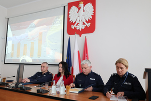 Na zdjęciu widoczny od prawej: Komendant Powiatowy Policji w Zawierciu młodszy inspektor Renata Hałabuda, Zastępca Komendanta Wojewódzkiego Policji w Katowicach młodszy inspektor Marek Gadziński, Starosta Zawierciański Teresa Mucha-Popiel oraz Zastępca Komendanta Powiatowego Policji w Zawierciu podinspektor Paweł Sobota.