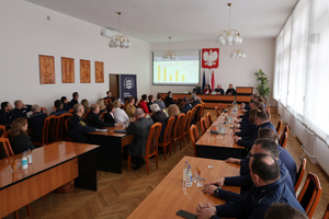 Na zdjęciu widoczni zaproszeni goście i policjanci na odprawie rocznej.