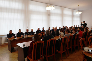 Na zdjęciu widoczni zaproszeni goście i policjanci na naradzie rocznej.