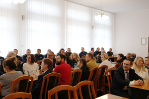 Na zdjęciu widoczni zaproszeni goście oraz policjanci podczas odprawy rocznej.