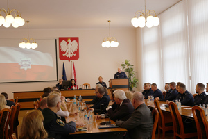 Na zdjęciu widoczni zaproszeni goście i policjanci na naradzie rocznej, podczas przemówienia Zastępcy Komendanta Wojewódzkiego Policji w Katowicach młodszego inspektora Marka Gadzińskiego.