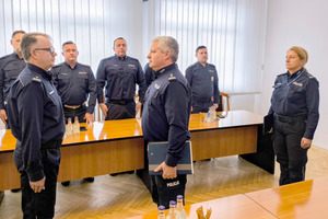 Zdjęcie: Starostwo Powiatowe w Zawierciu. Na zdjęciu widoczni umundurowani policjanci. Jeden z policjantów składa meldunek.