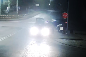 Na zdjęciach widoczny samochód osobowy  oraz kobieta.