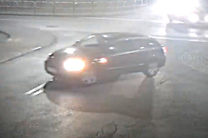 Na zdjęciach widoczny samochód osobowy.