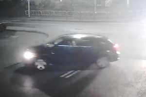 Na zdjęciach widoczny samochód osobowy.