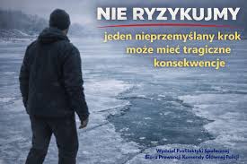 Mężczyzna nad zamarzniętym zbiornikiem, gdzie na środku jest załamany lód.
