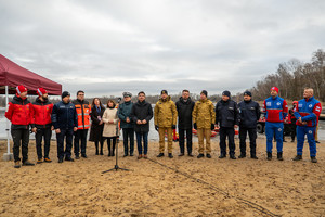 Na zdjęciu widoczni przedstawiciele władz i służb.