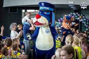 Na zdjęciu widoczna maskotka śląskiej Policji Sznupek oraz dzieci.