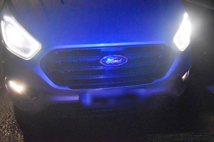 Na zdjęciu widoczny przód samochodu.