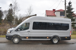 Na zdjęciu widoczny samochód typu bus.