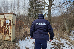 Na zdjęciu widoczny policjant, kontrolujący pustostan.