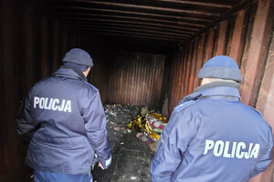 Na zdjęciu widoczni policjanci, kontrolujący pustostan.