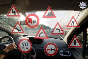 Na zdjęciu widoczne znaki drogowe.