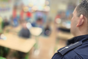 Na zdjęciu widoczny policjant podczas spotkania z uczniami.