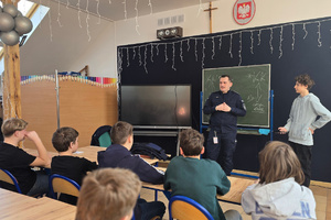 Na zdjęciu widoczny policjant podczas spotkania z uczniami.