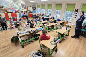 Na zdjęciu widoczny policjant podczas spotkania z uczniami.