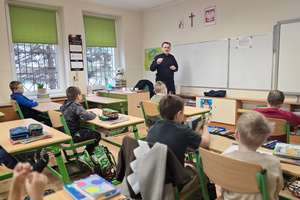 Na zdjęciu widoczny policjant podczas spotkania z uczniami.