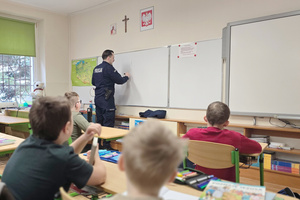 Na zdjęciu widoczny policjant podczas spotkania z uczniami.